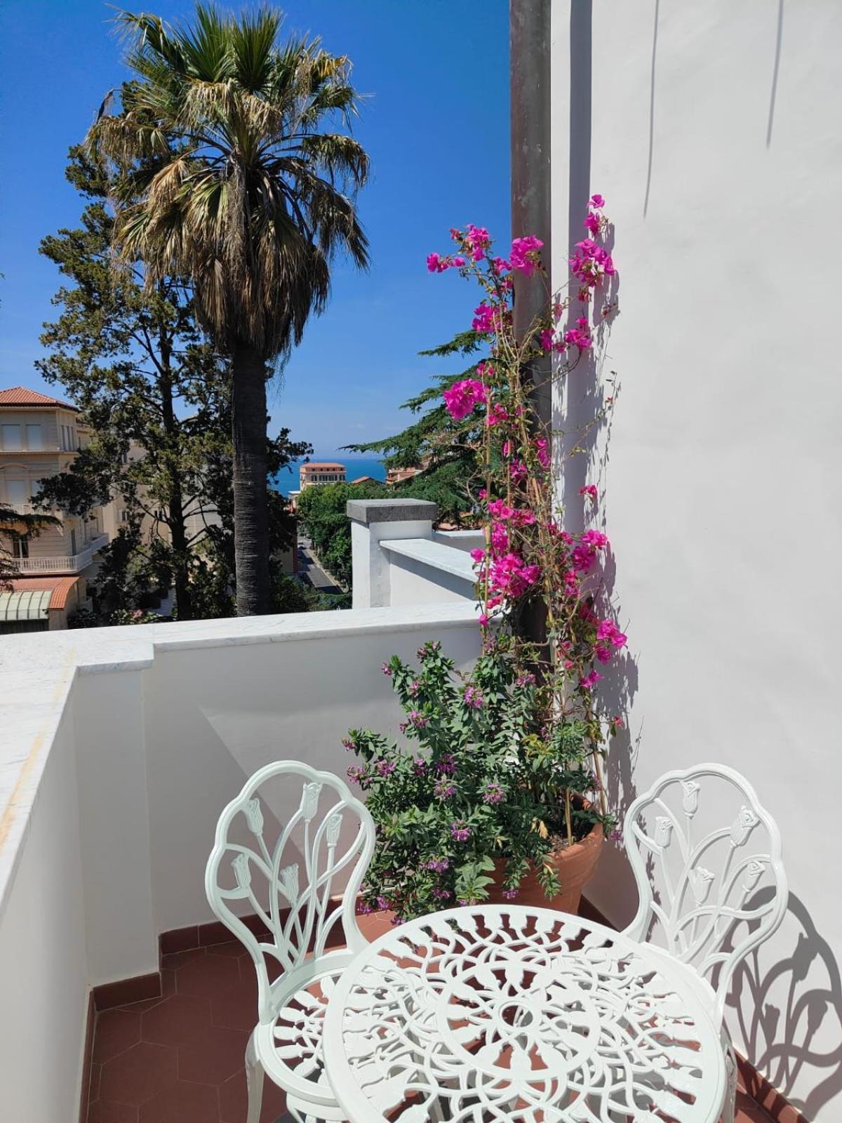 Casa Enzina Hotel Sorrento Bagian luar foto