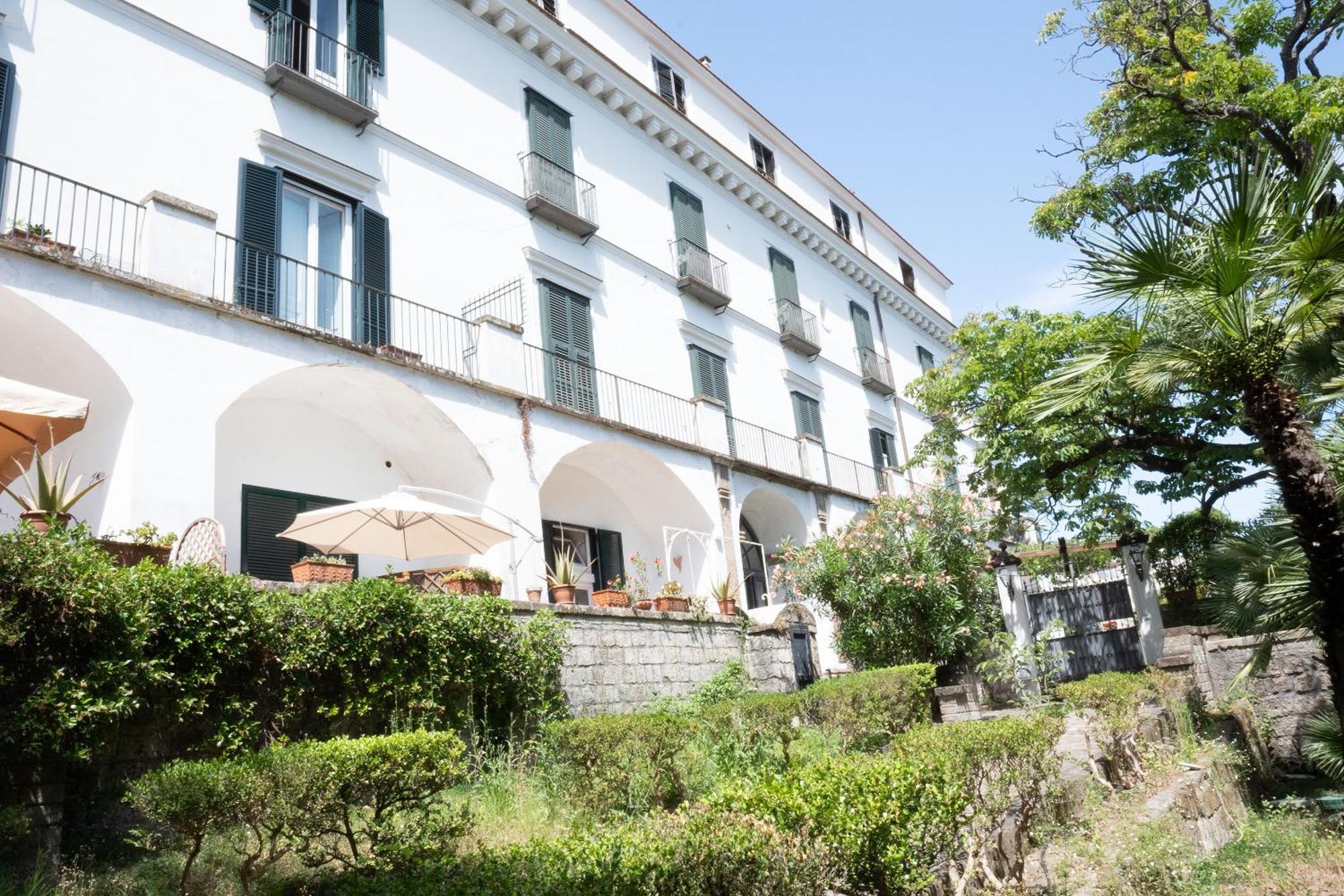 Casa Enzina Hotel Sorrento Bagian luar foto